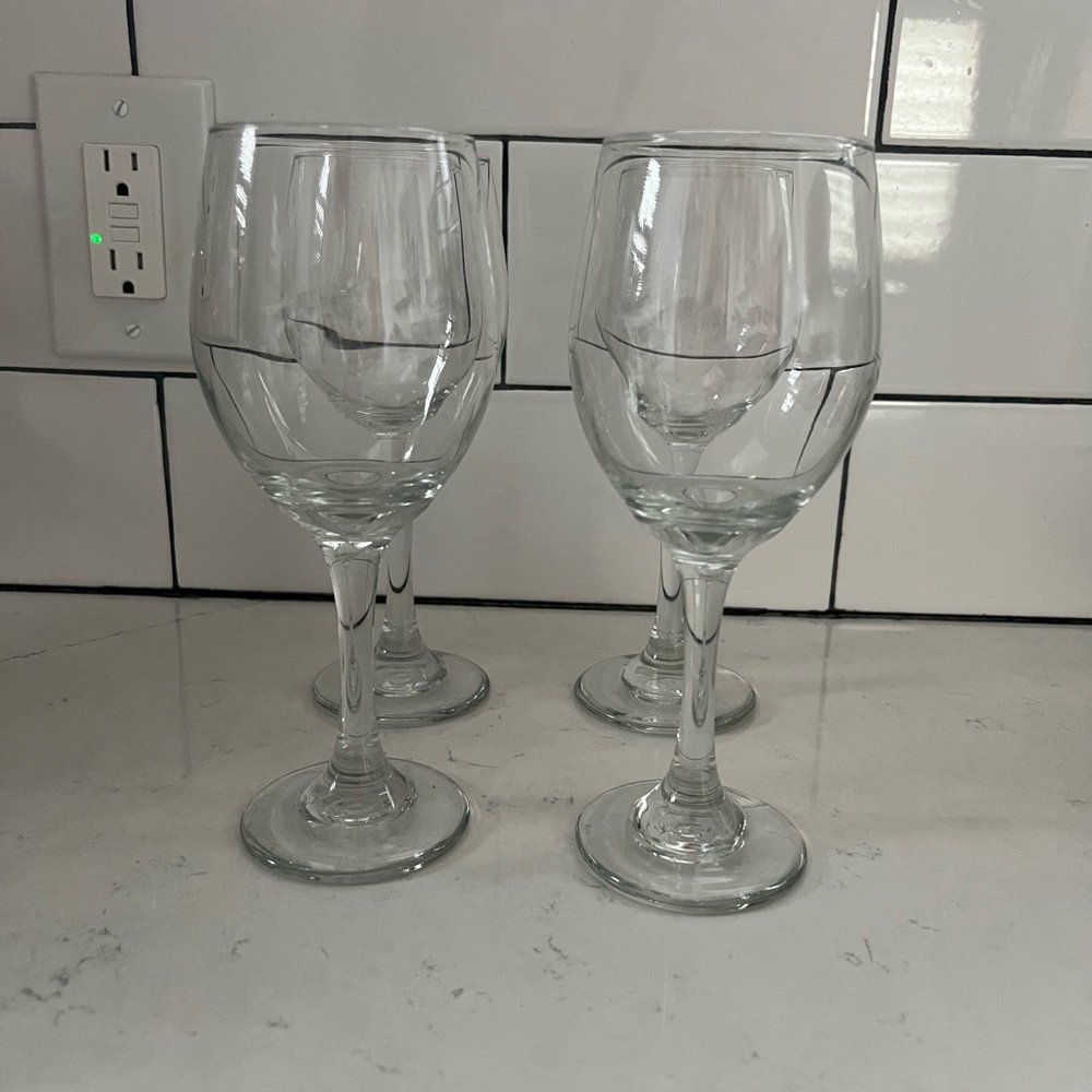 4 wine glasses